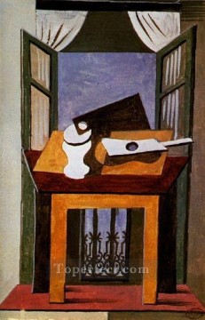 パブロ・ピカソ Painting - 開いた窓の前のテーブル上の静物画 1919 年キュビスト パブロ・ピカソ